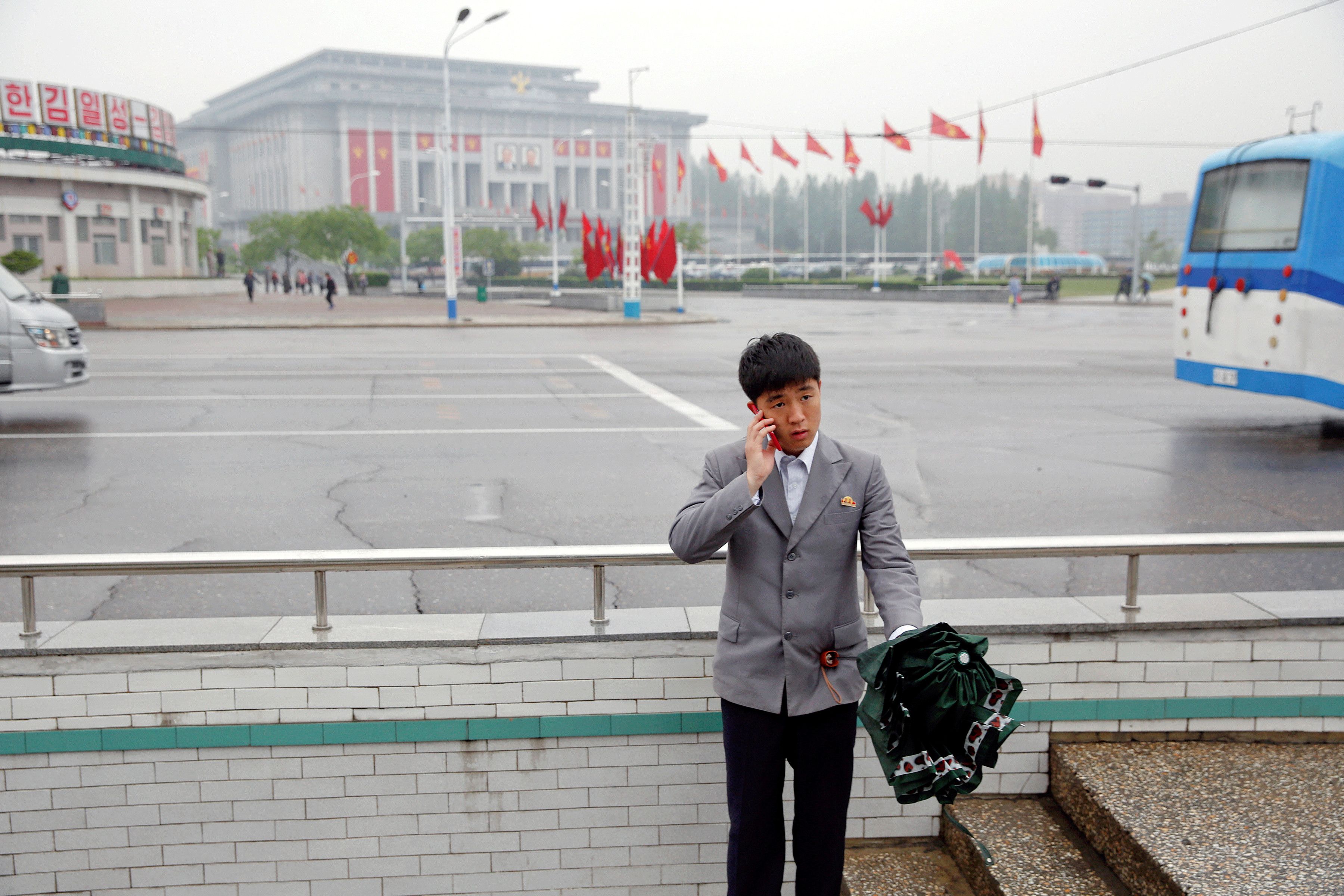 ▲▼北韓街景,北韓,北韓人使用手機。（圖／路透）