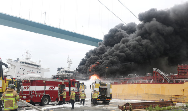 ▲▼ 韓國蔚山港口28日一艘載運石油產品的船隻爆炸起火。（圖／路透）