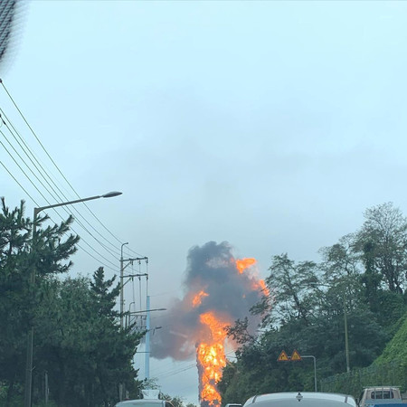 ▲▼ 韓國蔚山港口28日一艘載運石油產品的船隻爆炸起火。（圖／路透）