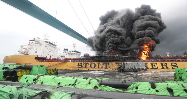 ▲▼ 韓國蔚山港口28日一艘載運石油產品的船隻爆炸起火。（圖／路透）