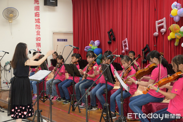 ▲台南新樓醫院在台南市東區德光活動中心舉辦｢金曲懷舊嘉年華〜你的故事，我來演奏｣，場面熱鬧溫馨。（圖／記者林悅翻攝，下同）