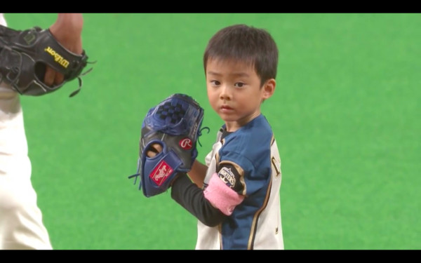 ▲▼田中賢介引退，4歲大兒子開球 。（圖／太平洋聯盟TV）