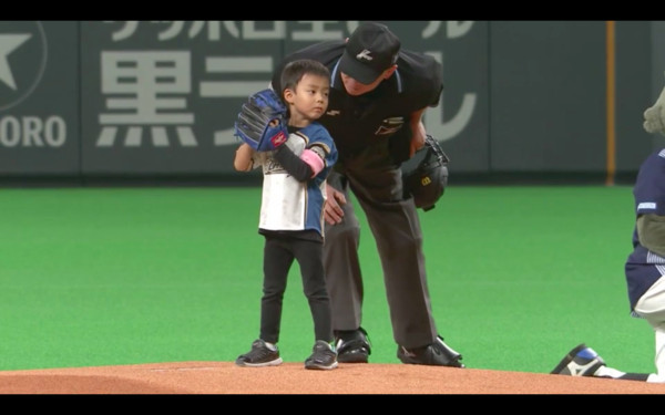 ▲▼田中賢介引退，4歲大兒子開球 。（圖／太平洋聯盟TV）