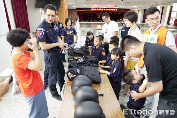 ▲台南市警局舉辦小小警察體驗營，用創意的方式讓參與活動親子們，瞭解警察工作日常，拉近警察與民眾距離。（圖／記者林悅翻攝，下同）
