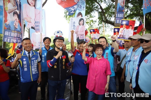 ▲台北市議員羅智強，來到台南孔廟前，和國民黨台南市立委參選人洪秀柱會師，羅智強說要幫柱柱姐，過五關斬六將，衝破南關，柱守台南。（圖／記者林悅翻攝，下同）