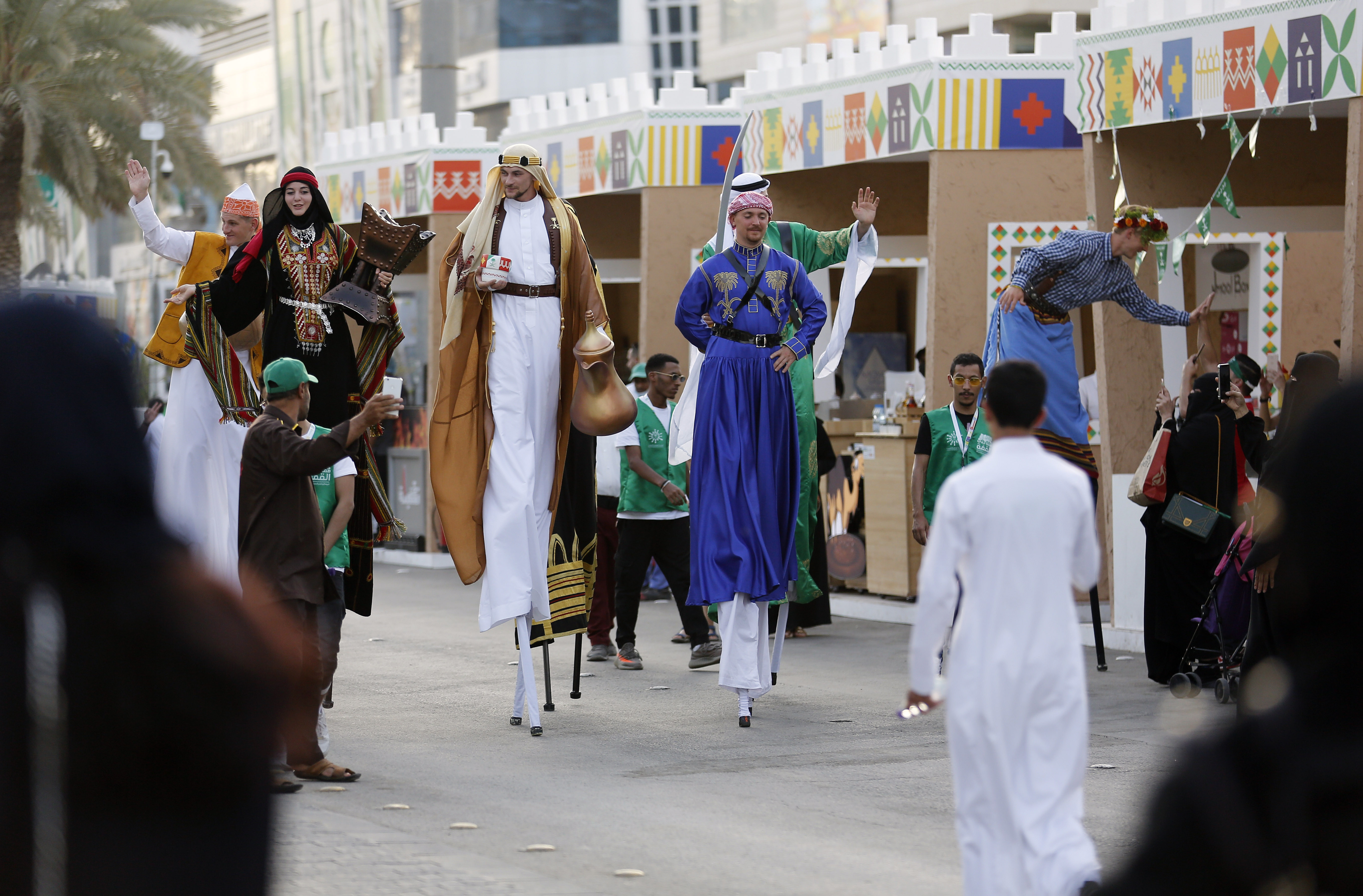 ▲▼沙烏地阿拉伯國慶日活動，舞者穿著傳統服飾表演。（圖／達志影像／美聯社）