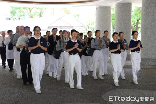 ▲▼一位是臺灣在地叱吒歌仔戲逾30年、同時也是行政院第38屆文化獎得主、「以戲曲文化推廣為使命」的歌仔戲國寶的唐美雲老師；一位是留美博士、「堅定建立百年樹人基業」的慈濟大學校長劉怡均博士，兩位在不同領域發光發熱的專業老師，在28日教師節這天，用歌聲與法器引領眾人入齋堂，完美演繹佛教過堂儀式。（圖／慈濟基金會提供）