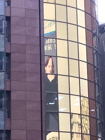 ▲蔡依林廣告照反射在大樓玻璃，整個人變形。（圖／翻攝自臉書／蔡依林）
