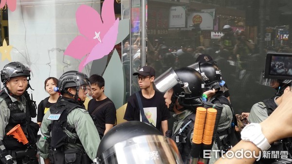 ▲929香港銅鑼灣遊行，警方向人群開催淚彈，辣椒水一起噴。（圖／記者黃彥傑攝）