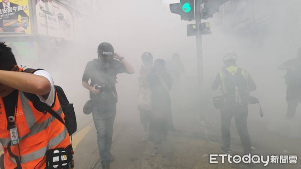 ▲929香港銅鑼灣遊行，警方向人群開催淚彈，辣椒水一起噴。（圖／記者黃彥傑攝）