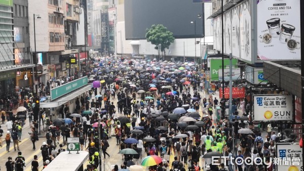 ▲香港929遊行現場，許多示威者參與，並拿著各國國旗揮舞。（圖／記者黃彥傑攝）