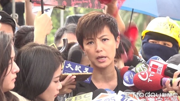 ▲▼929港台大遊行，何韻詩受訪遭不明人士潑漆。（圖／記者范綱儀攝）