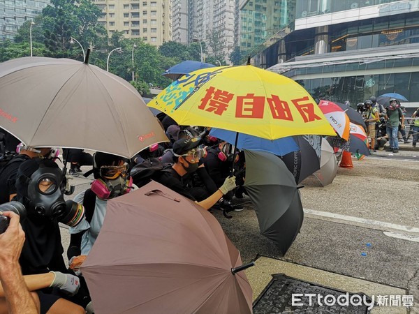 ▲香港929遊行，示威者在警察總部前對峙，警方開催淚彈驅離人群。（圖／記者黃彥傑攝）