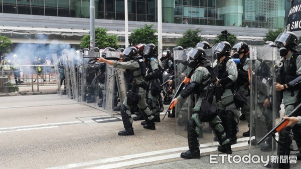 ▲香港929遊行，示威者在警察總部前對峙，警方開催淚彈驅離人群。（圖／記者黃彥傑攝）