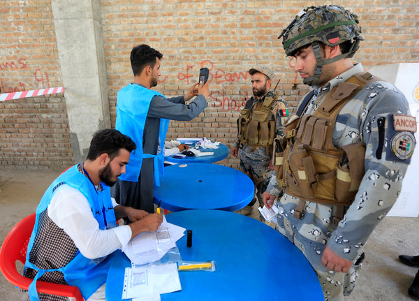 ▲▼阿富汗舉行總統大選，政府派駐超過7萬軍警駐守投票所，防範塔利班轟炸。（圖／路透）