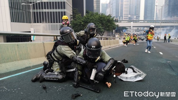 ▲▼ 香港,929,警方在政府總部高處發射子彈。（圖／記者黃彥傑攝）