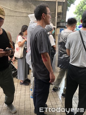 ▲香港藝人何韻詩來台反送中遭統促黨人員潑漆、北市警員也遭波及。（圖／記者張君豪翻攝）