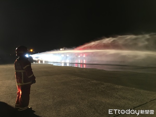 ▲台南市消防局晚上在台南機場內，與台南航空站消防隊、空軍第一戰術戰鬥機聯隊等單位，共同辦理夜間聯合搶救演練。（圖／記者林悅翻攝，下同）