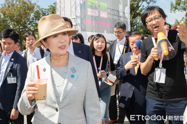 ▲▼2019 Taiwan Plus，東京都知事小池百合子、台北駐日經濟文化代表處代表謝長廷一起站台逛市集、喝珍奶。（圖／文化總會提供）