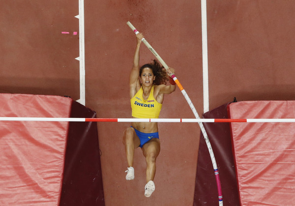 ▲瑞典選手本特松拿著借來的竿子跳過4公尺80大關。（圖／路透）