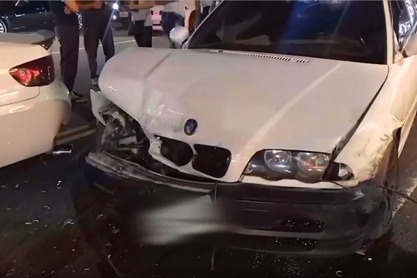 ▲▼嘉義29日晚間BMW車禍。（圖／東森新聞）