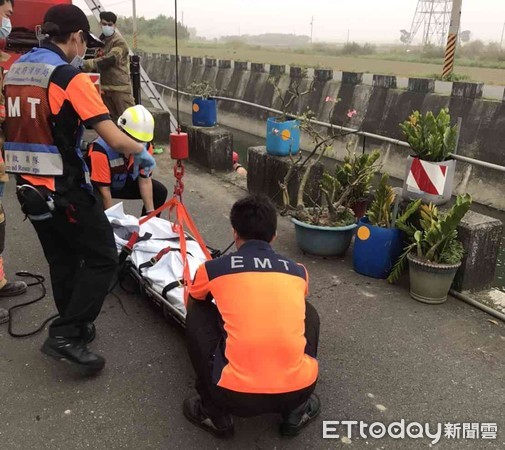 ▲許姓男子疑失足跌落大排水溝身亡，消防人員協助打撈上岸。（圖／記者林悅翻攝）