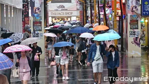 ▲▼颱風假西門町民眾冒雨逛街人潮。（圖／記者屠惠剛攝）