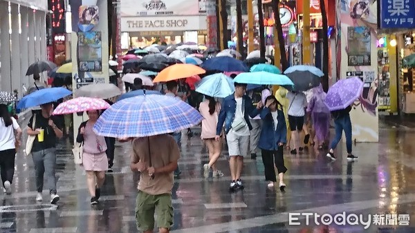 ▲▼颱風假西門町民眾冒雨逛街人潮。（圖／記者屠惠剛攝）