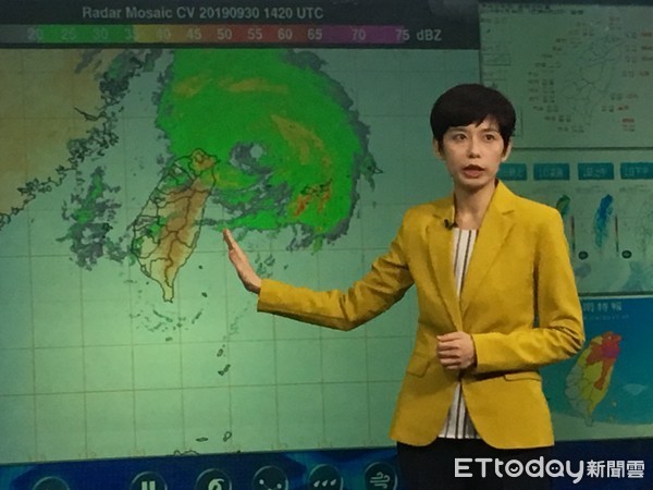 ▲氣象預報中心課長羅雅尹說明最新颱風動態。（圖／記者洪巧藍攝）