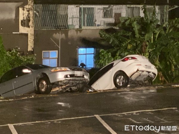 ▲▼北投停車場「路面塌陷」驚險曝光！整排9轎車45度慘墜土坡。（圖／記者陳以昇攝）