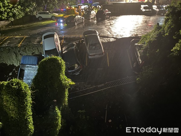 ▲▼北投停車場「路面塌陷」驚險曝光！整排9轎車45度慘墜土坡。（圖／記者陳以昇攝）