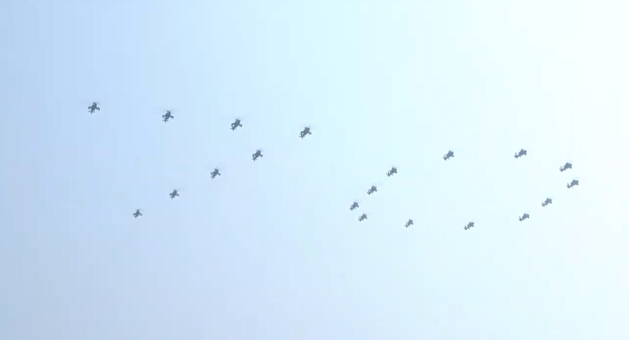 ▲十一閱兵，直升機掛五星旗慶70周年。（圖／CCTV）