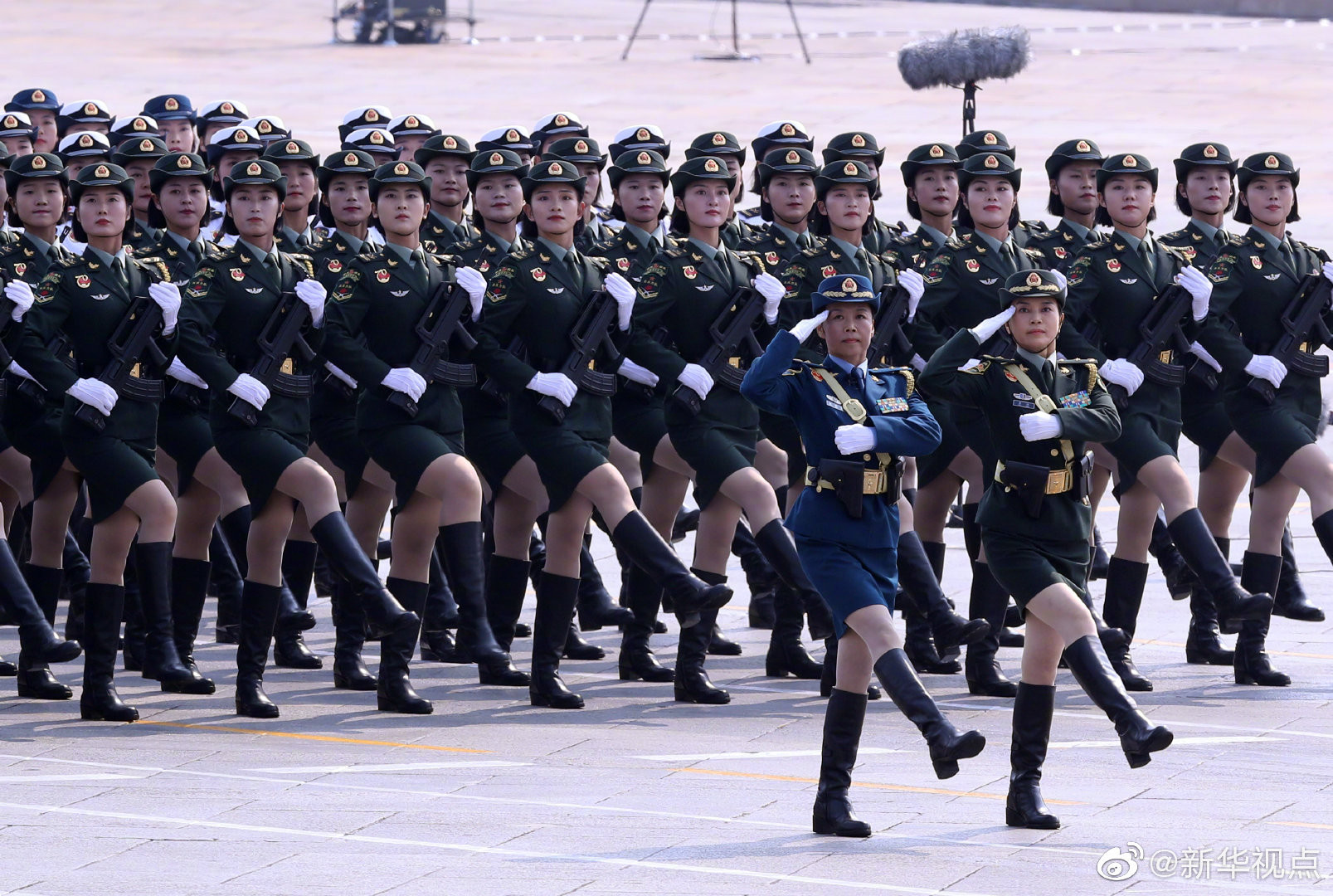 ▲▼女兵方隊領隊是二位女將軍程曉健少將、唐冰少將。（圖／翻攝自新華視點）