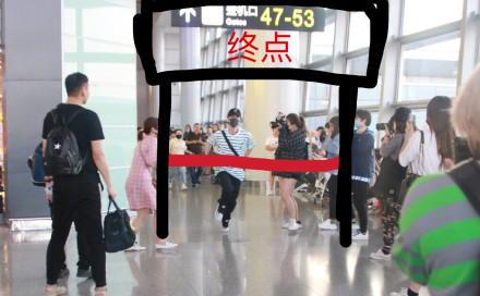▲王一博在機場狂奔圖片被網友做成表情包。（圖／翻攝自微博／韓飯桶）