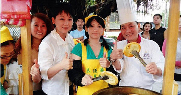 阿基師聽到方鳳儀自殺獲救後，人生奮發向上的故事，特別前往鼓勵。（圖／翻攝自臉書）