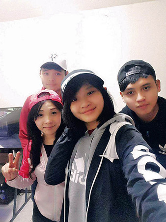 3個孩子如今都已自立，讓方鳳馨覺得苦盡甘來，對過往挫折仍充滿感恩。（圖／翻攝自臉書）