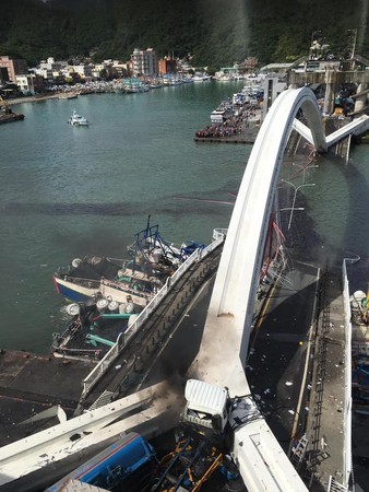 ▲▼南方澳跨港大橋坍方。（圖／翻攝宜蘭知識+）
