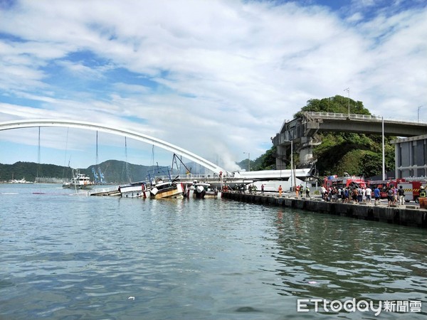 ▲▼南方澳跨海大橋坍方。（圖／記者游芳男攝）