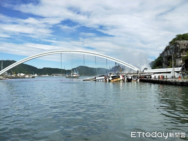 ▲▼南方澳跨海大橋坍方。（圖／記者游芳男攝）