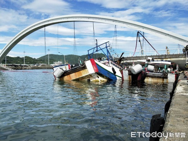 ▲▼南方澳跨海大橋坍方。（圖／記者游芳男攝）