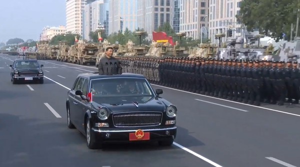 ▲十一閱兵，習近平在車上向解放軍們打招呼。（圖／翻攝CCTV）