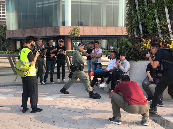 ▲香港網民今早發起「黑氣球活動」　14名市民遭警方當場拘捕。（圖／翻攝香港電台）
