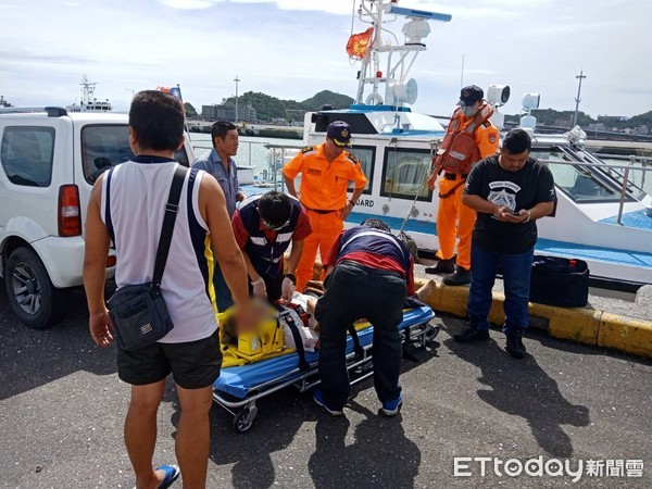 ▲▼南方澳跨海大橋坍方，海巡救出受困漁工。（圖／海巡署提供）