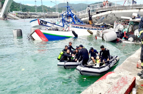 ▲▼海軍陸戰隊前往救援。（圖／國防部提供）