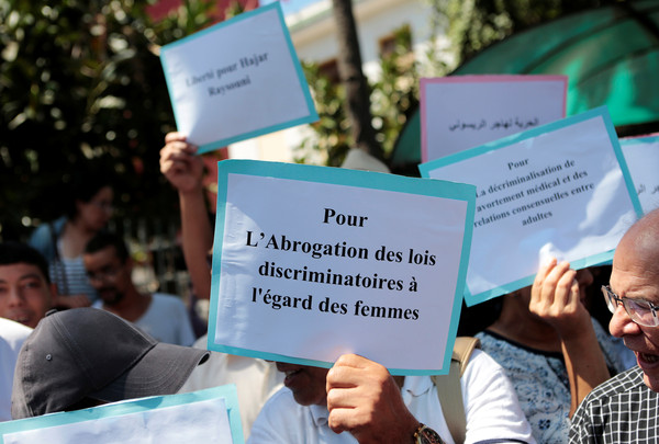 ▲▼摩洛哥記者蕾索妮（Hajar Raissouni）被指控非法墮胎，被判入獄服刑1年，民眾聚集在法院外抗議。（圖／路透）
