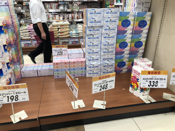 ▲▼日本10月1日調漲消費稅，民眾超市搶衛生紙。（圖／翻攝自推特）
