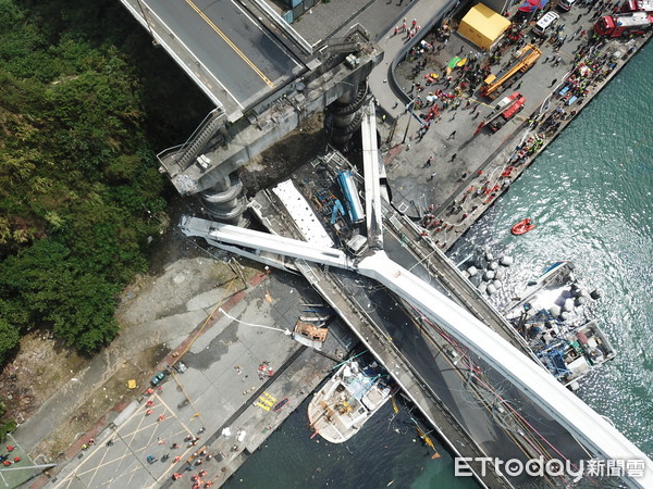 ▲▼南方澳跨海大橋坍方，空拍畫面。（圖／記者林振民攝）