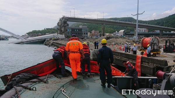 ▲▼南方澳跨海大橋，2海巡清除油汙作業時落海受傷。（圖／記者張君豪翻攝）