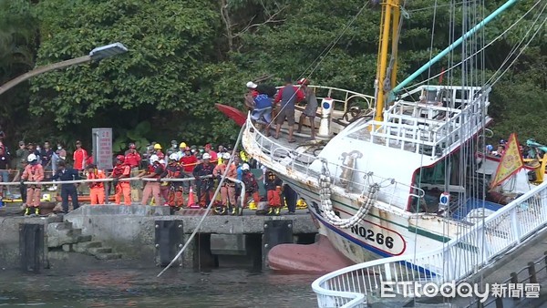 ▲▼南方澳跨海大橋崩塌，海軍艦艇增援。（圖／記者宋良義攝）