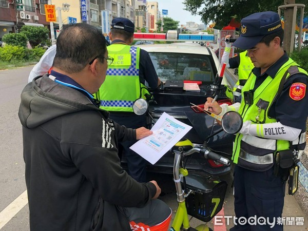 ▲電動自行車未戴帽開罰，屏東縣警方10月大執法取締             。（圖／記者陳崑福翻攝）